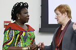 Paneelin jäsen ja Mosambikin entinen pääministeri Louise Dias Diogo (vas.) ja presdentti Halonen keskustelevat. Tasavallan presidentti Halonen esitteli kestävän kehityksen paneelin työskentelyä yleiskokoukselle New Yorkissa 20. lokakuuta 2011. UN Photo/Rick Bajornas 